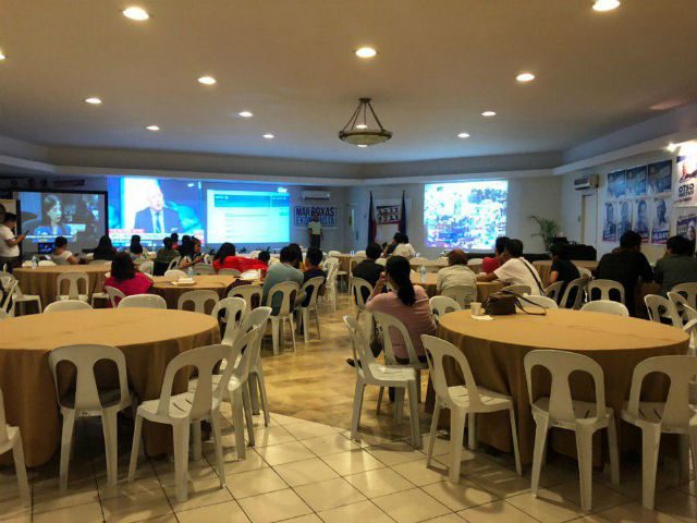 FOR MAR. Volunteers for Otso Diretso bet Mar Roxas watch the news. 