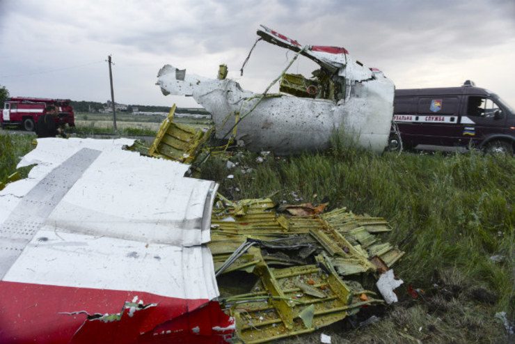 70 experts get to work at MH17 Ukraine crash site