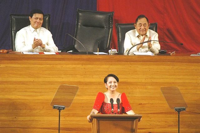 2007. Former president Gloria Arroyo delivers her 7th of 9 SONAs. Photo from the Official Gazette  