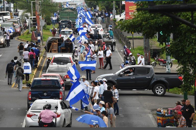 PROTESTS. Anti-government protesters stand forming a 'Human Chain' in Managua, on July 4, 2018. Photo by Marvin Recinos/AFP  
