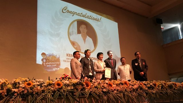 INDUSTRY LEADER. World-renowned industrial designer Kenneth Cobonpue (3rd from left) is presented the Integrity Leadership Award. Photo by David Lozada/ Rappler 