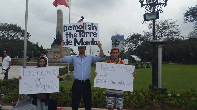SHARED SENTIMENTS. Two visitors from Mindanao, among other Filipinos displeased with the Torre de Manila, join Reyes' demonstration. Image courtesy of Isaac Reyes      
