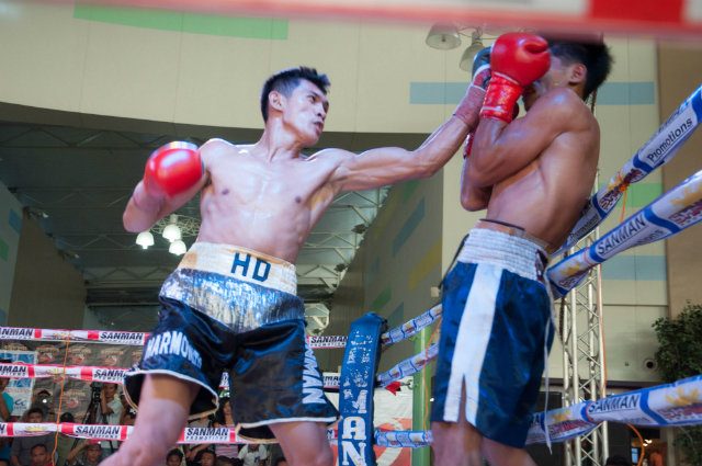 Harmonito dela Torre (L) hardly sweated as he sent Eusebio Baluarte to the canvass twice in the fourth round. Photo by Edwin Espejo 