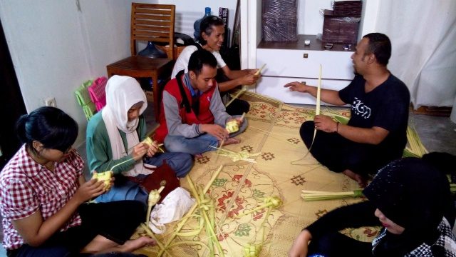 BELAJAR BUAT KETUPAT. Sebuah sesi belajar membuat ketupat di Tirana House Yogyakarta. Sesi workshop dimulai dari 18 Juni hingga 18 Juli. Foto oleh Anang Zakaria/Rappler 