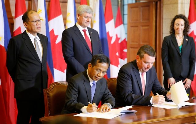 BILATERAL PACTS. Philippine President Benigno Aquino III and Canadian Prime Minister Stephen Harper witness the signing of a bilateral agreement between their countries in Ottawa, Canada, on May 8, 2015. Photo by Gil Nartea/Malacañang Photo Bureau 