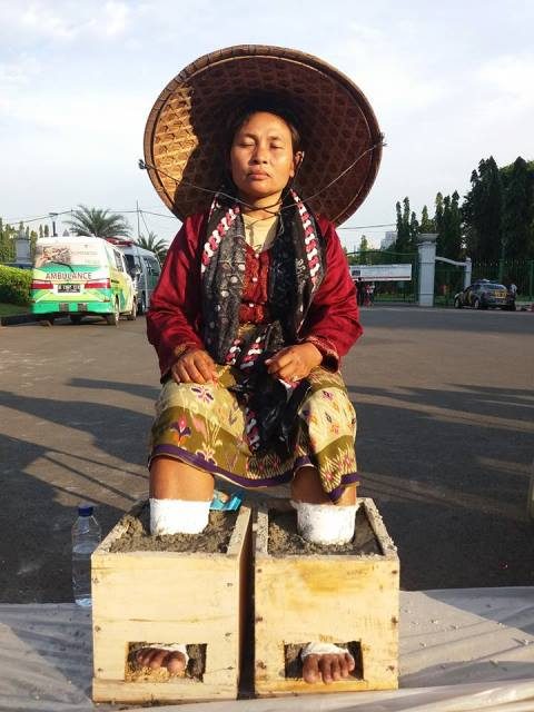 MELAWAN SEMEN. Giyem, 43 tahun, petani asal Pati, Jawa Tengah, menyemen kakinya sebagai bentuk protes terhadap pembangunan pabrik semen di daerahnya. Aksi ini berlangsung mulai Senin, 13 Maret 2017, di depan Istana Negara hingga waktu yang tak ditentukan. Foto oleh Joko Prianto 