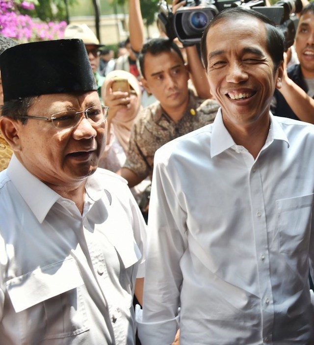 Prabowo Subianto (kiri) dan Joko Widodo saat adakan pertemuan di kediaman keluarga Prabowo di Jakarta Selatan, 17 Oktober 2014. Foto oleh AFP 