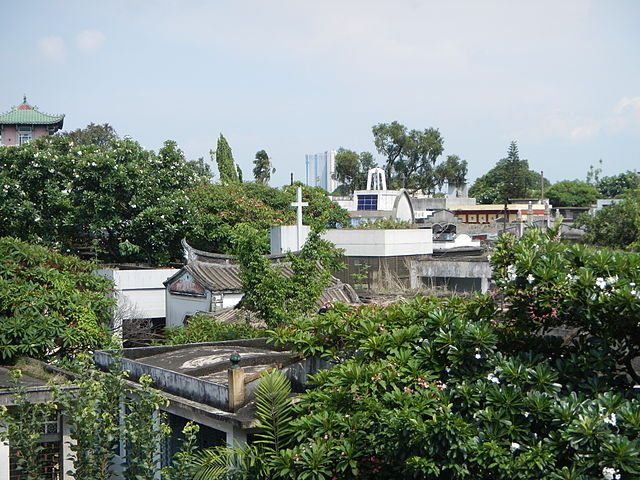 VIEW. Tombs at the Manila Chinese Cemetery. Photo from Wikicommons 