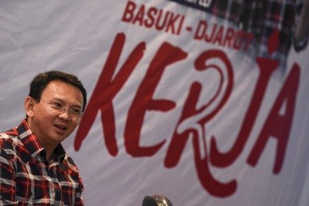 Calon petahana gubernur DKI Jakarta Basuki Tjahaja Purnama saat mengguirkan program donasi untuk pasangan Ahok-Djarot, Selasa (1/11). Foto Antara. 
