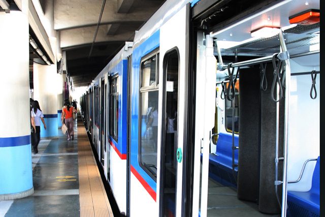 On last day of 2017, MRT3 unloads passengers due to glitch