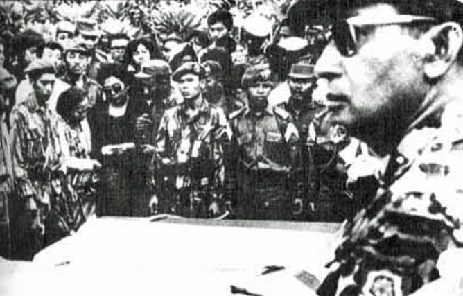TRAGEDI 1965. Suharto saat pemakaman 6 jenderal pada 2 Oktober 1965. Foto oleh Wikimedia  