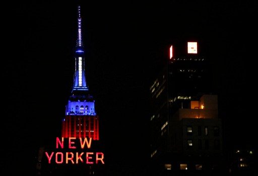 Cahaya merah dan biru khas bendera Amerika Serikat menyulap Gedung The Empire State yang berdiri di Kota New York, Selasa (8/11). Foto oleh Kena Betancur/AFP 