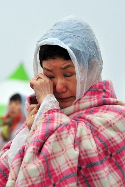 GRIEF, FRUSTRATION. A South Korean relative reacts as she wait for missing passengers of a capsized ferry at a harbor in Jindo on April 18, 2014. Photo by Jung Yeon-Je/AFP