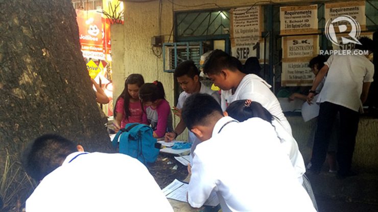 LAST DAY. Students fill out forms outside the Comelec-QC District 2 office on the last day of voter's registration for the 2015 SK elections. Michael Bueza/Rappler