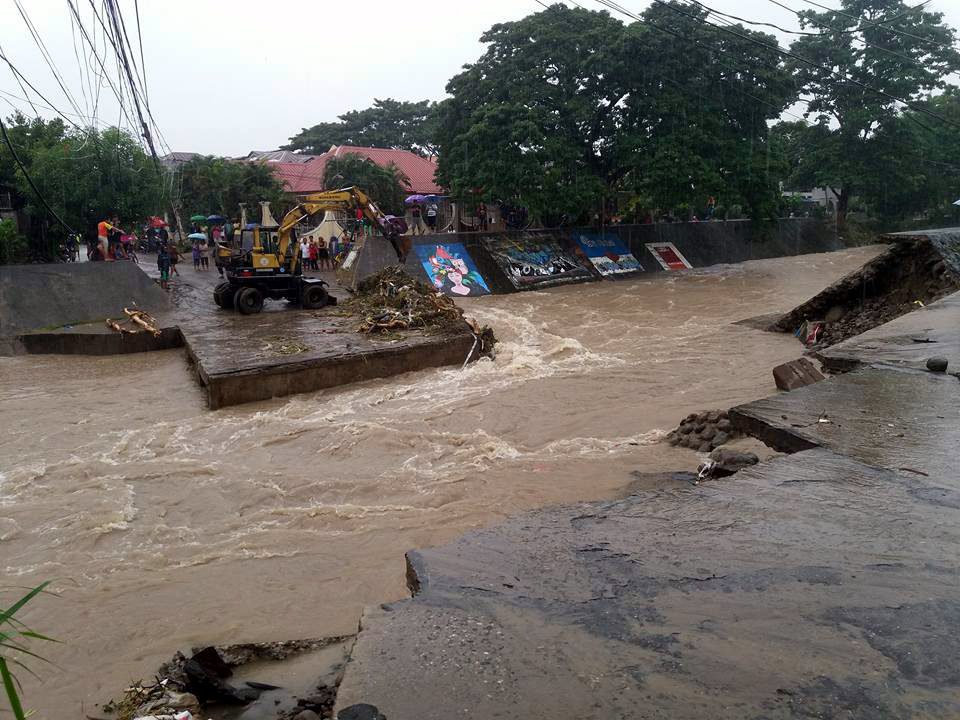 Heavy rain triggers floods in Dumaguete