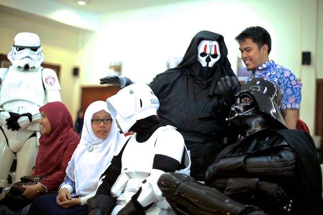Darth Vader sedang menunggu giliran diperiksa sebelum diambil darahnya. 
