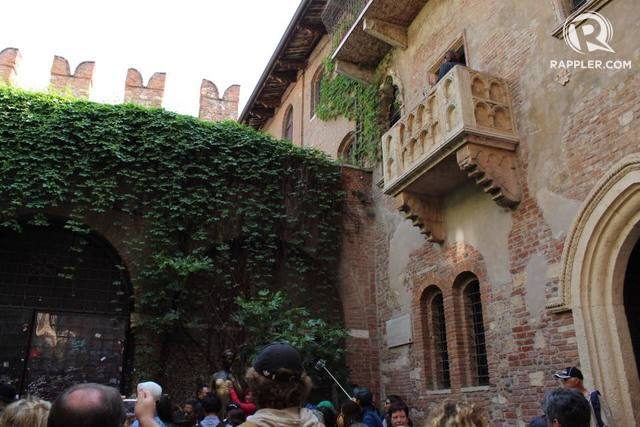 Casa di Giulietta memiliki balkon ikonik dari kisah Romeo and Juliet karya Shakespeare. 