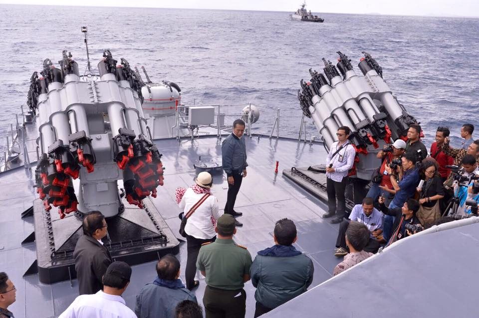 TINJAU LAUT NATUNA. Presiden Joko "Jokowi" Widodo tengah meninjau kapal perang Imam Bonjol-353 dan menggelar rapat terbatas di sana pada Kamis, 24 Juni. Foto oleh Kemenpolhukam 