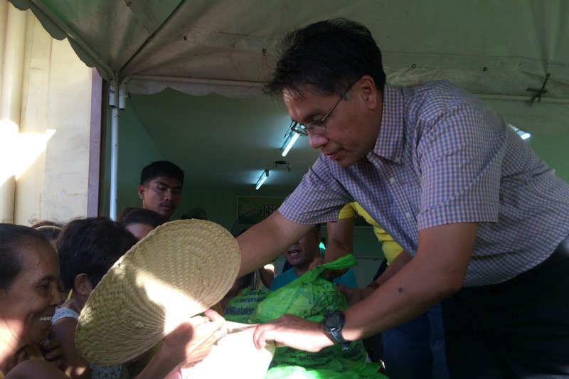 No talk of politics for Roxas in Bulacan relief operations