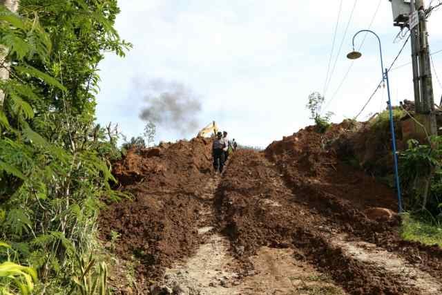 LONGSOR. Timbunan tanah liat akibat longsor di Desa Banaran, Kabupaten Ponorogo yang menyapu rumah dan warga yang menghuninya. Tim SAR gabungan memprediksi masih ada 26 warga lainnya yang tertimbun. Foto oleh BNPB 