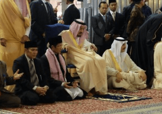 Raja Salman bin Abdulaziz al-Saud melakukan shalat tahiyatul di masjid Istiqlal. Foto oleh Desca Lidya Natalia/ANTARA 