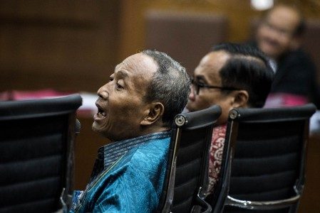 Terdakwa dugaan korupsi pengadaan KTP elektronik tahun angaran 2011-2012 Sugiharto (kiri) dan Irman (kanan) menjalani sidang lanjutan dengan agenda pemeriksaan terdakwa di Pengadilan Tipikor Jakarta, Senin (12/6). Foto oleh M Agung Rajasa/ANTARA 