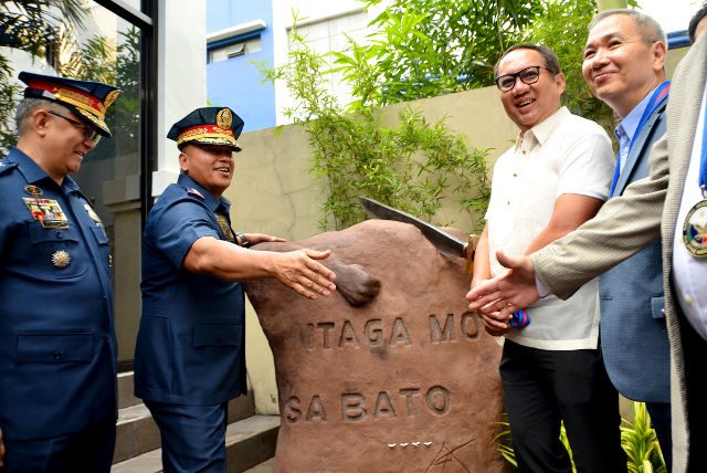 TEXTING THE POLICE. Police and telecom heads take a candid photo after signing a memorandum of agreement for the 'Itaga mo sa Bato' app. Photo by PNP-PIO.  