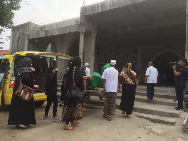 PINDAH MASJID. Yang awalnya jenazah Yana Zein akan disalatkan di Masjid Baiturrahman, dipindahkan ke Masjid Jami Persatuan yang masih berada di wilayah Cinere, Jakarta Selatan. Foto oleh Rappler 