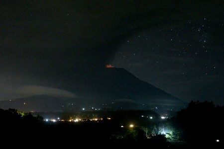 Gunung Agung menyemburkan asap dan abu vulkanis terlihat dari Desa Glumpang, Karangasem, Bali, Minggu (26/11) dini hari. FOTO oleh ANTARA FOTO/Fikri Yusuf 