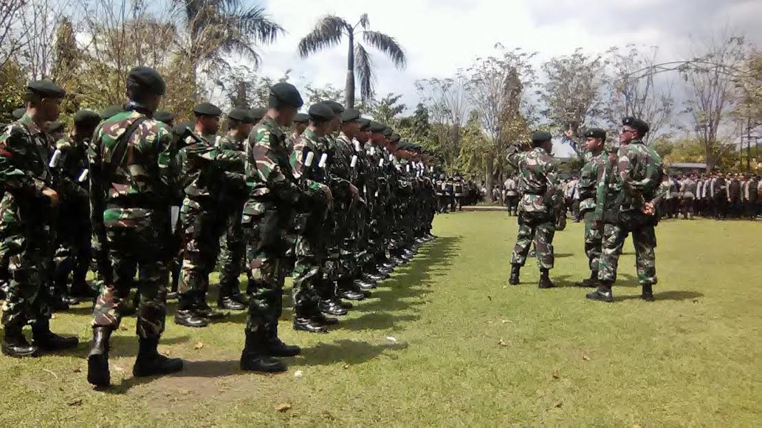 Tentara ikut mengamankan acara bedah buku di IAIN Surakarta, Selasa (9/5). Foto oleh Ari Susanto/Rappler 