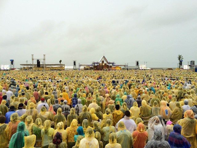 MASSIVE CROWD. The crowd at the holy Mass at the Tacloban Airport, January 17, 2015. Joe Torres/UCAN