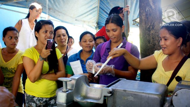 HANDS-ON. Some of the mothers try to follow the food processing procedure on their own. Photo by Mara Cepeda/Rappler  