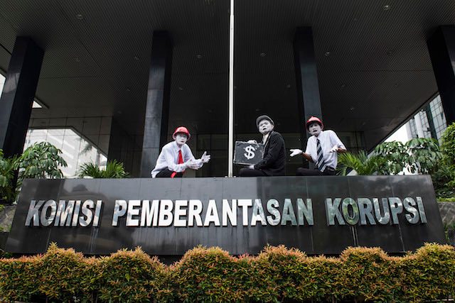 Penyidik Komisi Pemberantasan Korupsi (KPK) melakukan Operasi Tangkap Tangan pada Rabu, 20 April terhadap panitera Pengadilan Negeri Jakarta Pusat. Foto oleh M. Agung Rajasa/ANTARA 