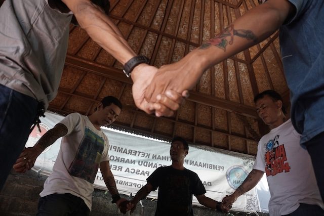 Pecandu dan mantan pecandu narkoba di IKON saling beri dukungan terhadap sesama. Foto oleh Anton Muhajir/Rappler 