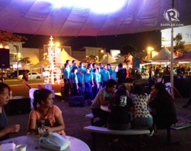 GREENFIELD MARKET. Visitors enjoy the evening as a choir performs. Photo by Ramon Carlo Cruz