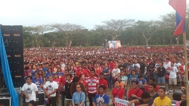 RED SEA. Supporters of Rodrigo Duterte wait for the singing to commence. Photo by Geriann Montinola/ Rappler 