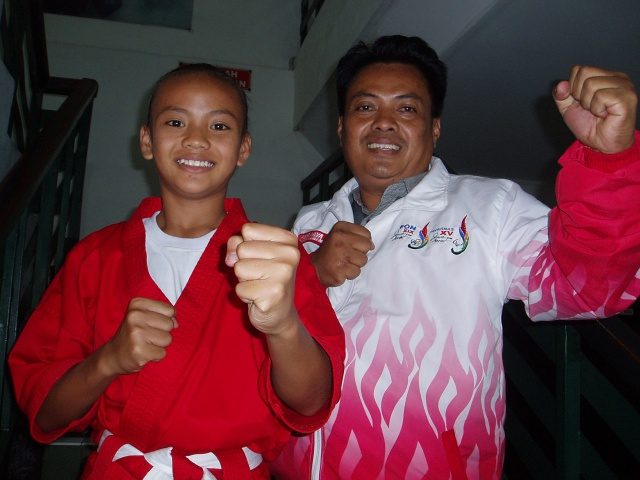 BANGGA TERHADAP LALA. Ayah Lala (kanan), Iddi Sayidiman mengaku bangga putrinya yang baru berusia 12 tahun sudah berhasil mencapai prestasi dunia di cabang olah raga karate. Foto oleh Yuli Saputra/Rappler 