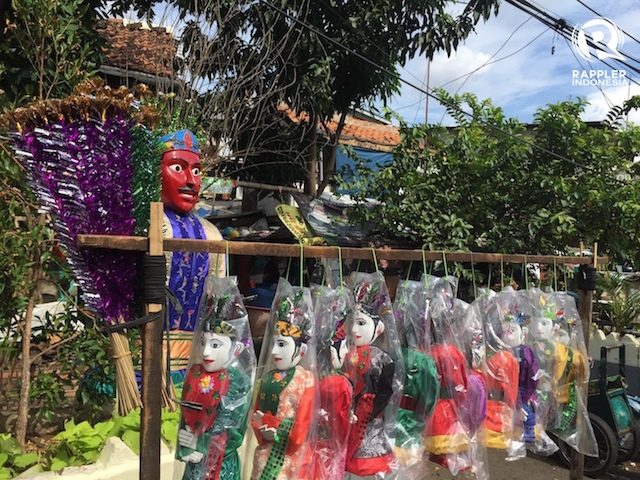 ONDEL-ONDEL. Miniatur ondel-ondel yang dipajang di area Gang Anggrek, kawasan Senen, Jakarta Pusat. Foto oleh Christian Simbolon/Rappler 