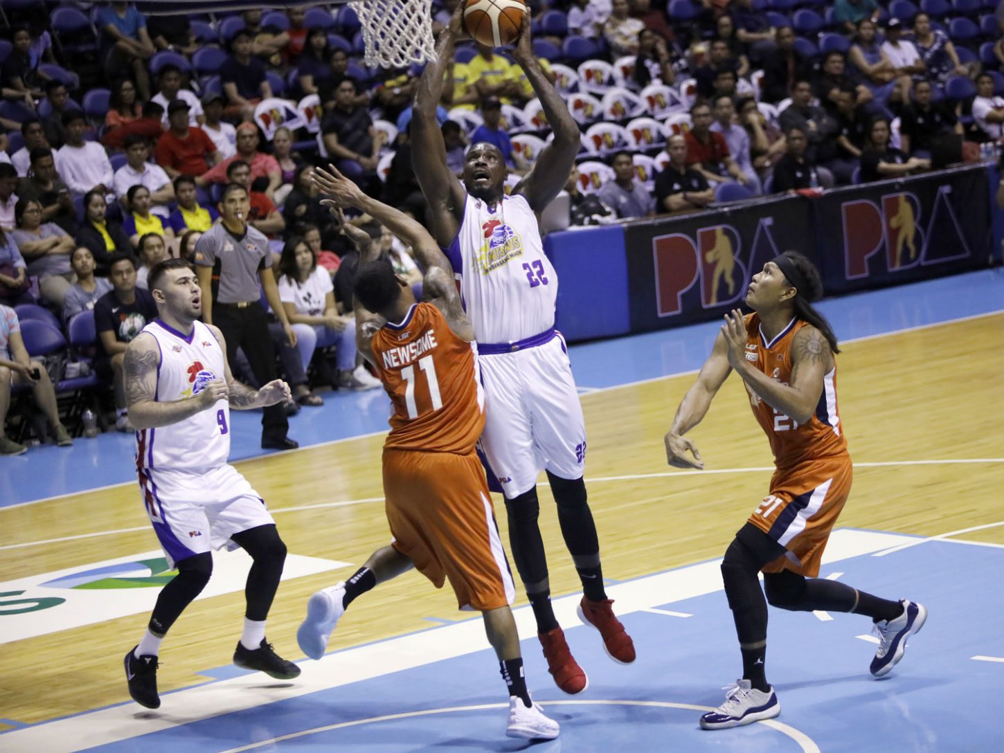 Macklin leaves lasting mark with clutch FTs as Magnolia edges Meralco