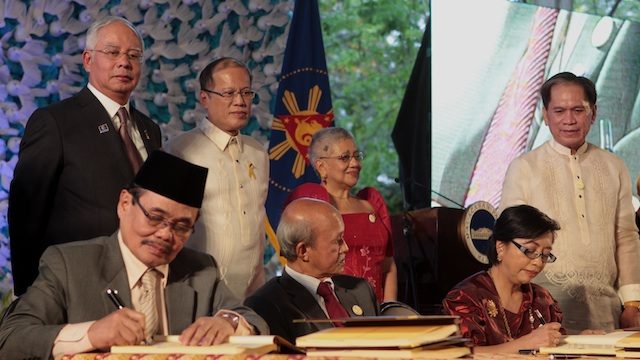 SEALING PEACE. The government and the Moro Islamic Liberation Front sign the Comprehensive Agreement on the Bangsamoro, which President Aquino hopes will serve as a model for peace in ASEAN. Malacañang Photo Bureau   
