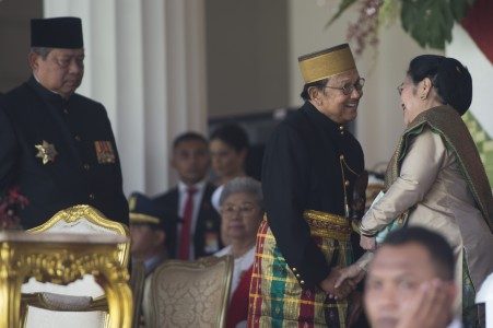 Mantan Presiden Megawati Soekarnoputri (kanan) berjabat tangan dengan mantan Presiden BJ Habibie (kedua kanan) dengan disaksikan mantan Presiden Susilo Bambang Yudhoyono (kiri) di Istana Merdeka, Jakarta, Kamis (17/8). FOTO oleh Rosa Panggabean/ANTARA 