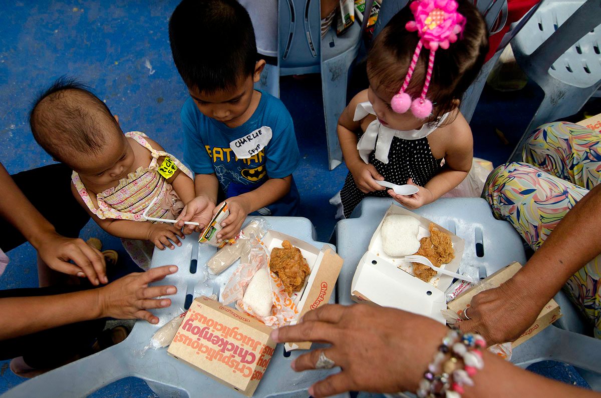 HAPPY MEAL. Families of EJK victims enjoy their Jollibee Chickenjoy meal during lunch. Photo by Maria Tan/Rappler 