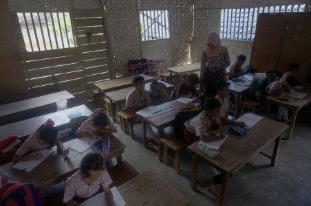 Guru-siswa kelas III melakukan kegiatan belajar-mengajar (KBM) di ruang kelas darurat di SD Negeri 03 Mulyosari, Tulungagung, Jawa Timur, Rabu (23/8). FOTO oleh Destyan Sujarwoko/ANTARA 