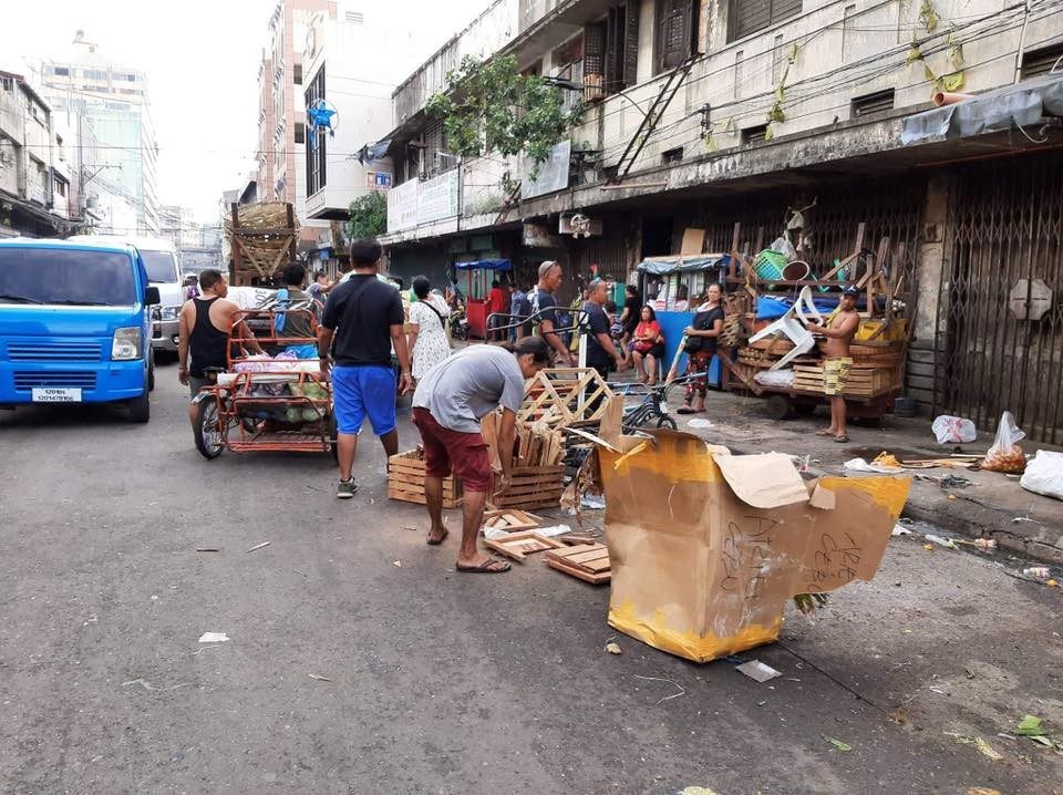 SIDEWALKS TOO. Vendors voluntarily clean up sidewalk areas. Photo from Edgar Labella's Facebook page