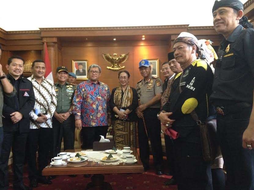 Gubernur Jawa Barat Ahmad Heryawan berfoto bersama usai menerima petisi pembubaran FPI dari Sukmawati Soekarnoputri di Gedung Sate, Kamis (19/1). Foto oleh Yuli Saputra/Rappler 