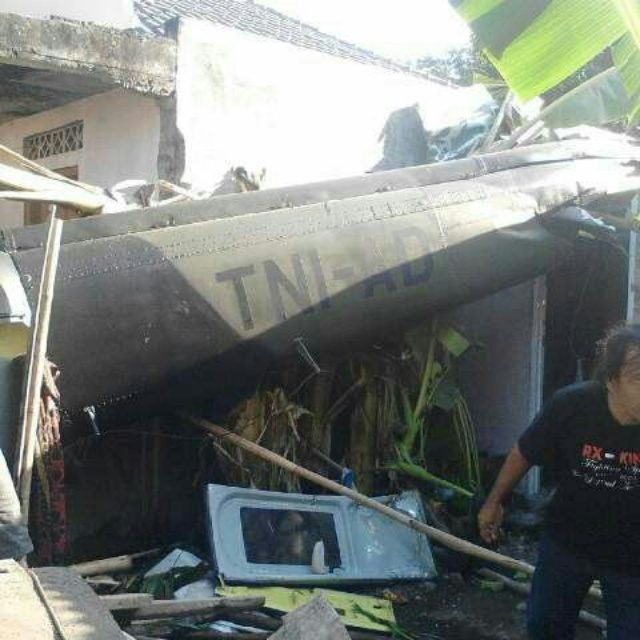 Helikopter TNI AD jatuh di Sleman, menimpa rumah warga