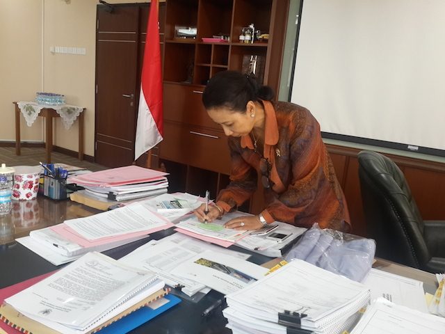 Menteri BUMN Rini Soemarno saat dikunjungi di kantornya, 19 Desember 2014. Foto oleh Uni Lubis 