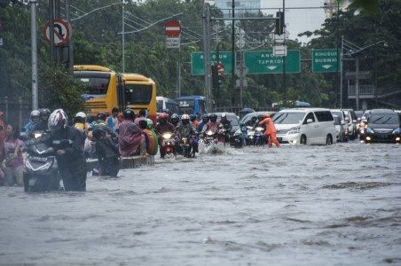 Sejumlah kendaraan menerobos banjir di Jalan Gunung Sahari Raya, Jakarta, Selasa (21/2). Foto oleh Aprillio Akbar/ANTARA 