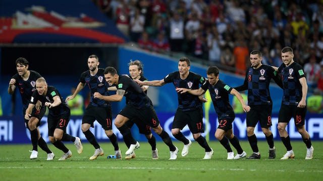 GEMBIRA. Ekspresi kegembiraan timnas Kroasia saat memastikan diri unggul di adu penalti melawan Rusia. Foto dari FIFA.com 