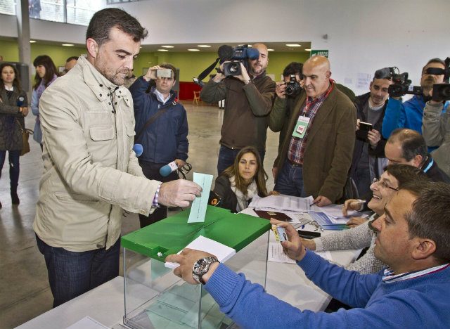 BALLOT. Antonio Maillo, United Left party's candidate for the Presidency of Andalusia, casts his vote at a polling station for Andalusian regional elections in Huelva, Spain, March 22 2015. Photo by Jose Manuel Vidal/EPA 